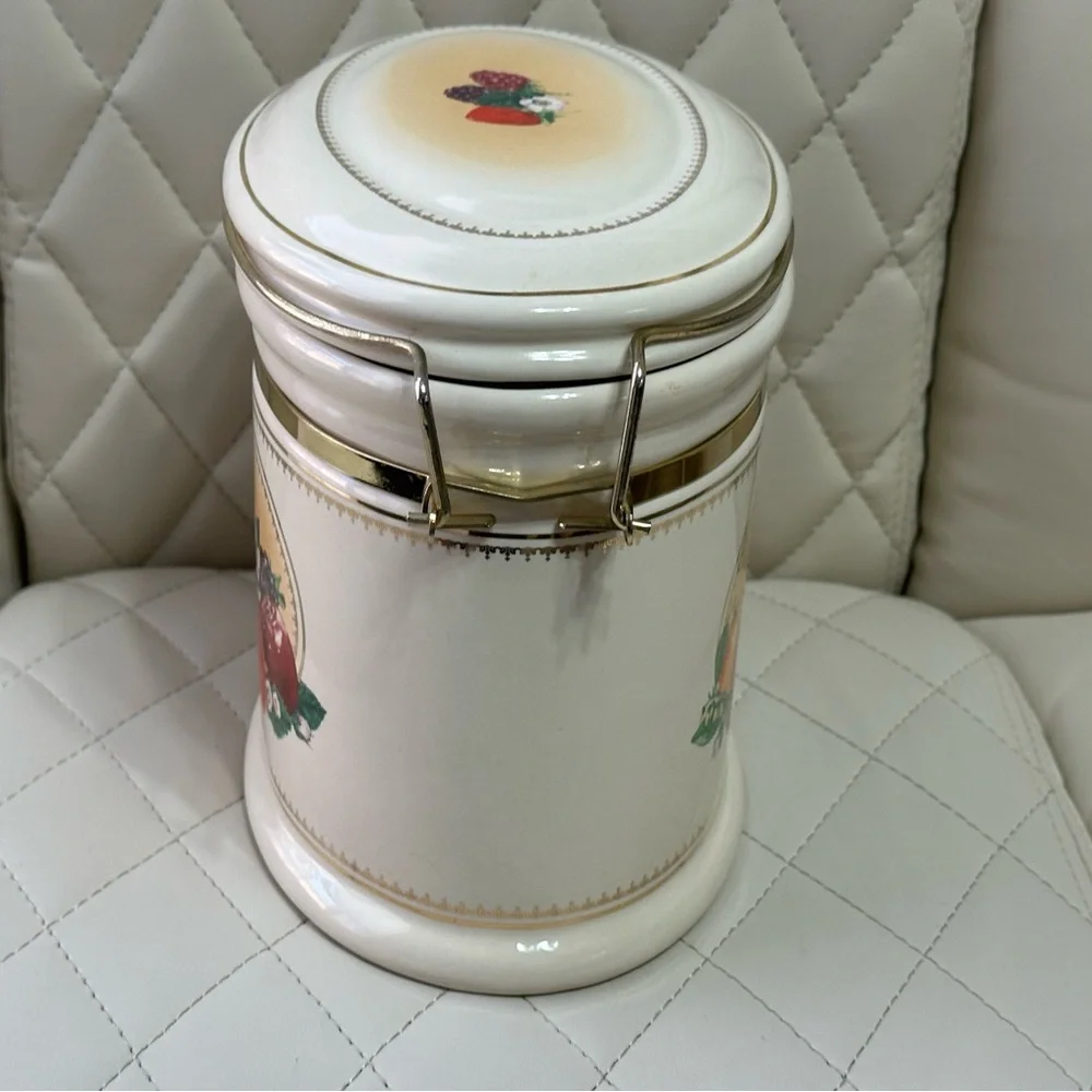 KNOTTS BERRY FARMS Vintage berry canister